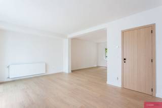 <p><span>Gerenoveerde woning op centrale ligging!</span></p><p><span>Deze volledig gerenoveerde woning is gelegen in een mooie, brede straat op een centrale locatie in Schoten, tussen het Gemeentepark en het centrum. De woning werd recent grondig gerenoveerd met aandacht voor comfort, energiezuinigheid en hedendaags woongebruik.</span></p><p><span>Via de inkomhal met afzonderlijk toilet komt u in de leefruimte, die dankzij het schuifraam rechtstreeks aansluit op het overdekte terras en de tuin. Aansluitend bevindt zich de volledig ingerichte keuken (inductie kookplaat met ingebouwde dampkap, vaatwasser, koel-vriescombinatie, combi-oven) , die in verbinding staat met de eetkamer. De tuin van ca. 150 m² is noordelijk georiënteerd, maar geniet dankzij de open ligging van veel natuurlijk licht en zon.</span></p><p><span>Op de eerste verdieping bevinden zich twee slaapkamers, elk met een eigen sanitaire ruimte en natuurlijk daglicht. De slaapkamer aan de achterzijde beschikt over een ruime badkamer met badkamermeubel, inloopdouche en toilet. De slaapkamer aan de straatzijde heeft een afzonderlijke douchekamer met douche en wastafel.</span></p><p><span>Op de tweede verdieping bevindt zich een derde ruime slaapkamer met een ensuite badkamer, voorzien van een dubbel badkamermeubel, ligbad, inloopdouche en toilet. Verder is er op deze verdieping nog een ruime berging aanwezig.</span></p><p><span>De woning beschikt tevens over een droge, bruikbare kelder van ca. 10 m². De elektrische installatie is conform en de nodige bekabeling voor het plaatsen van zonnepanelen werd reeds voorzien. Volgens de huidige berekening kan met de plaatsing van zonnepanelen een EPC-label A worden bekomen.</span></p><p><span>Deze woning combineert een recente renovatie met een praktische indeling en een centrale ligging, op korte afstand van het Gemeentepark en het commerciële centrum van Schoten. De woning is instapklaar en biedt een aangenaam wooncomfort voor wie op zoek is naar een verzorgde gezinswoning met tuin.</span></p><p><span> </span></p>