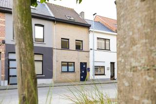 <p>Welkom in de <strong>Azalealaan 11 te Sint-Niklaas</strong>.<br /><br />Deze <strong>instapklare rijwoning</strong> heeft vier slaapkamers, een open leefruimte en een tuin met een grote berging.<br />Ook <strong>zonnepanelen en airco</strong> zijn aanwezig.<br /><br />We stappen binnen in de <strong>inkomhal</strong> met een afzonderlijk <strong>gastentoilet</strong>.<br />Aan de voorzijde ligt de <strong>open keuken</strong>, met veel kastruimte en een praktisch werkblad.<br />Aansluitend vinden we de <strong>eetplaats</strong> en het <strong>salon</strong>. Het brede schuifraam achteraan brengt veel daglicht binnen en geeft zicht op de <strong>Zuidgerichte tuin.</strong><br />Via het salon stap je op het <strong>terras met elektrisch zonnescherm</strong>. Hier is plaats om buiten te eten of rustig te zitten. Enkele treden hoger ligt het gazon, met plantenborders langs het tuinpad.<br />De <strong>grote tuinberging</strong> (20 m2) achteraan is een echte troef: je hebt er ruimte voor tuinmateriaal, extra opslag of een werkplek voor je hobby.<br /><br />Op de <strong>eerste verdieping</strong> vinden we<strong> twee slaapkamers</strong>, met de hoofdslaapkamer aan de achterzijde.<br />De <strong>badkamer</strong> is uitgerust met een ligbad met douche, een lavabomeubel en een toilet.<br />De afzonderlijke <strong>wasberging</strong> biedt plaats voor een wasmachine, droogkast en je poetsgerief.<br /><br />Een <strong>vaste trap</strong> brengt ons naar de zolderverdieping met de <strong>derde en vierde slaapkamer</strong>.<br />Eén van deze kamers wordt momenteel als speelkamer gebruikt.<br />De dakramen zorgen voor natuurlijk licht.<br /><br /><strong>Technisch en praktisch:</strong></p>
<ul>
<li><span>EPC-score: 123 kWh/m²/jaar.</span></li>
<li><span>Zonnepanelen: 3.910 Wp.</span></li>
<li><span>Airco aanwezig.</span></li>
<li><span>G-score: A — P-score: A.</span></li>
<li><span>Stedenbouwkundige informatie: in aanvraag.</span></li>
<li><span>Beschikbaar vanaf juli 2027.</span></li>
</ul>
<p><br />Zoek je een instapklare woning met vier slaapkamers en een tuin in het centrum van de stad?<br /><strong>Maak snel een afspraak</strong> en ontdek de Azalealaan 11 tijdens een bezoek.<br /> </p>