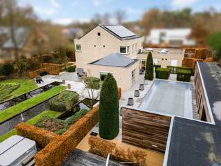 In een luwte van groen, verscholen in een doodlopende straat en toch opmerkelijk dichtbij het dorpsleven en de belangrijkste verbindingswegen,...