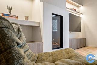 Droom je van wonen op het bruisende Antwerpse Zuid, omringd door trendy restaurants, hippe bars en cultuur? Met het KMSKA letterlijk voor de deur en het Zuidpark op wandelafstand, zit je hier op een absolute AAA-locatie. Een buitenkans voor de échte stadsgenieter.<br /><br />Dit luxueus gerenoveerde duplex-appartement bevindt zich op de hoogste verdieping van een kleinschalige residentie. Via de inkomhal met glazen deur betreed je de lichtrijke open leefruimte, waar gezelligheid en comfort centraal staan. De gashaard vormt een echte eyecatcher en sluit perfect aan bij de high-end afwerking en het gebruik van kwaliteitsvolle materialen. Aansluitend bevindt zich de volledig uitgeruste keuken, voorzien van alle hedendaags comfort.<br />Op de bovenverdieping vind je twee slaapkamers, beide uitgerust met ingemaakte kasten en een eigen lavabo. De centraal gelegen badkamer beschikt over een stijlvolle inloopdouche en een apart toilet. Daarnaast is er een mezzanine, ideaal als extra slaapruimte, wasplaats of stockage.<br /><br /><strong>Extra troeven:</strong><br />Absolute topligging op ’t Zuid<br />Hoogwaardig en duurzaam gerenoveerd<br />Instapklaar<br />Conforme elektrische installatie<br />Dak vernieuwd en geïsoleerd<br />Gunstige EPC-score<br />Overname van meubilair mogelijk<br />Lage maandelijkse kosten <br /><br />Nog vragen of zin in een bezoek ter plaatse?<br /><strong>Bel Nico op 0475 50 92 09</strong>