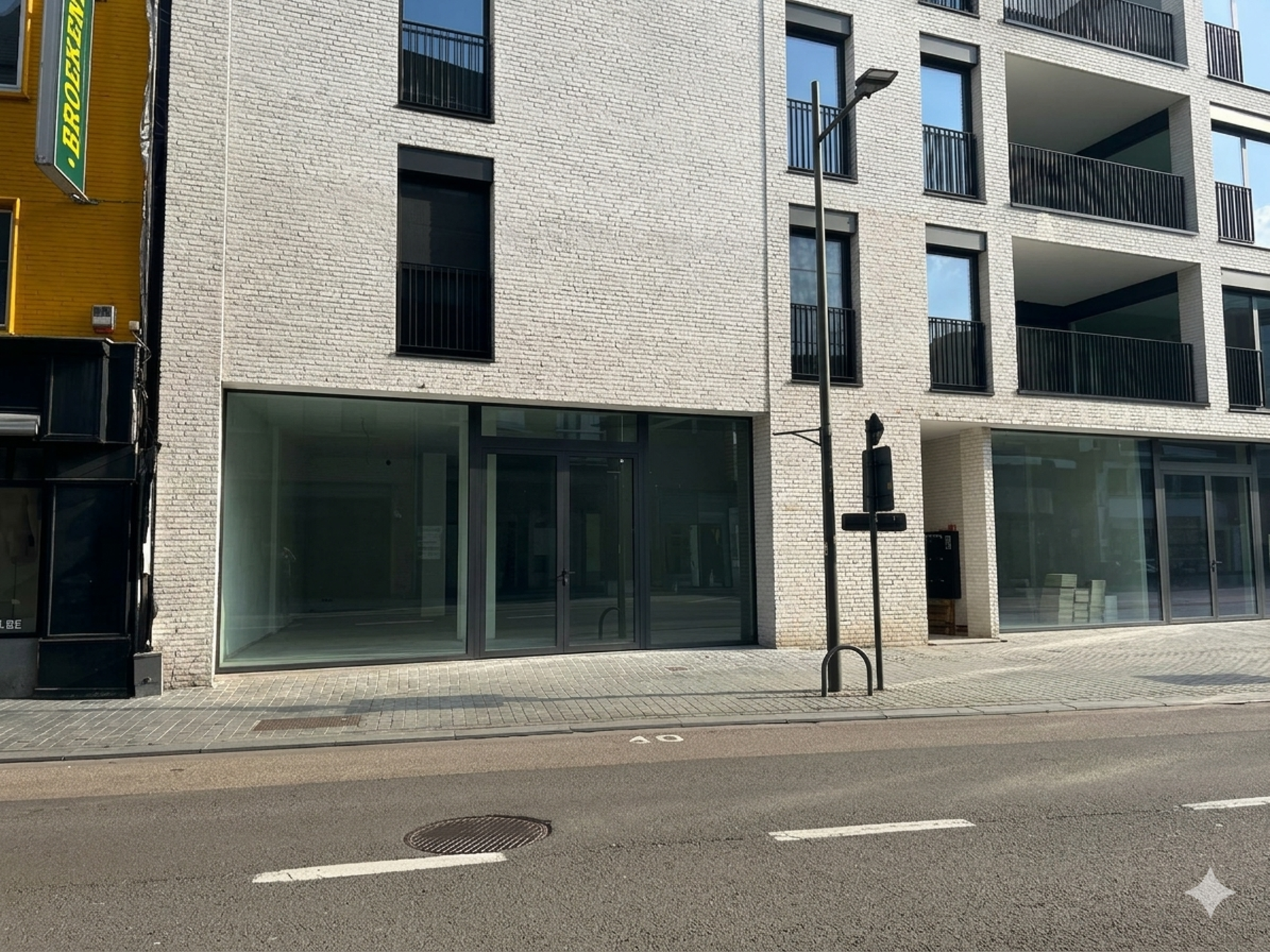 Knap casco handelspand van 155,5 m² in Residentie "De Voogdij" in het centrum van Mol. - foto 1