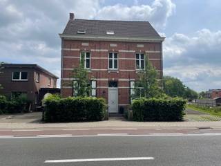 GELIJKVLOERSRuim gelijkvloers appartement nabij het centrum van Oostmalle. Beschr: inkom, twee slaapkamers, woonkamer met toegang tot extra...
