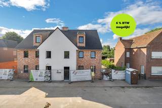 Ontdek deze prachtige halfopen nieuwbouwwoning, waar modern comfort en landelijke charme samenkomen. <br />Deze woning biedt alles wat je nodig hebt voor een comfortabele en energiezuinige levensstijl.<br />• Ruime indeling en afwerking<br />Kies tussen 3 of 5 afgewerkte slaapkamers die perfect inspelen op jouw woonwensen. De woning beschikt over een ruime berging, een stijlvolle keuken met een modern kookeiland, en een badkamer voorzien van een bad en/of douche.<br />• Geniet van een zongerichte tuin<br />De zuidgerichte tuin biedt de ideale plek om te ontspannen en volop te genieten van het buitenleven.<br />• Gunstige ligging<br />• 6% BTW MOGELIJK<br />Deze woning is ideaal gelegen in een rustige omgeving met winkels, scholen en openbaar vervoer op korte afstand. Daarnaast bieden nabijgelegen invalswegen zoals de N37, N35 en N498 eenvoudige toegang tot belangrijke snelwegen en omliggende steden zoals Gent, Kortrijk en Brugge.<br />• Energiezuinig en duurzaam<br /><br />Deze woning is ontworpen met oog voor de toekomst. Dankzij de warmtepomp met vloerverwarming en de inbegrepen 9 zonnepanelen geniet je van een energiezuinige woning met een lage ecologische voetafdruk.<br />Ervaar modern wonen in een landelijke omgeving. <br />Neem contact op en ontdek jouw toekomstige thuis!
