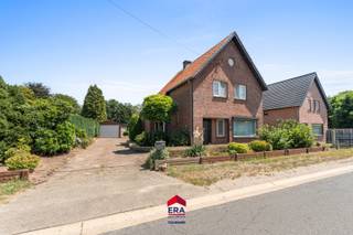 <p>Deze charmante landelijk gelegen woning geniet van een mooie groene omgeving en beschikt maar liefst over 4 slaapkamers. De woonkamer en leefruimte bieden verrassend veel ruimte en creëren een aangename plek om te ontspannen. De inpandige en vrijstaande garage zorgen bovendien voor extra comfort en praktisch gemak.</p>
<p><strong>Troeven:</strong></p>
<ul><li>4 slaapkamers</li><li>Ruime woonkamer en leefruimte</li><li>Landelijk gelegen</li><li>Vlotte bereikbaarheid naar dagelijkse voorzieningen</li><li>Inpandige garage en vrijstaande garage</li></ul>
<p> </p>
<p>Indeling gelijkvloers: inkomhal, woonkamer, eetkamer, keuken, badkamer, veranda, berging/wasplaats, inpandige garage.</p>
<p>Indeling verdieping: nachthal en 4 slaapkamers</p>
<p>Kelder, zolder en vrijstaande garage aanwezig.</p>