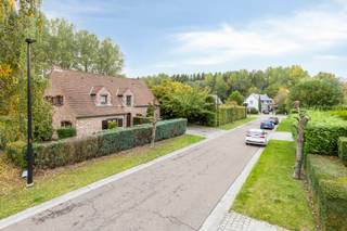Perceel van 1.227 m² met uitzicht op de bossen5 slaapkamers, badkamer én douchekamerGarage, oprit en extra parkeergelegenheid in de straatRustige,...