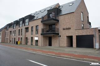 <p><span>Duplex new construction apartment of 115 m² on the 2nd and 3rd floor with 2 bedrooms.</span><span> </span></p><p><span>Communal entrance hall. </span></p><p><span>The apartment itself: <br />2nd</span><span>floor</span><span>: <br />Entrance hall of 3 m² with separate toilet. <br />Living room of 43.5 m². <br />Installed kitchen of 10.5 m². #Storage room of 4 m². </span></p><p><span>Terrace of 15 m². </span></p><p><span>3rd floor</span><span>: <br />Hall of 3,5 m² with separate toilet. #Bathroom of 8 m². <br />2 bedrooms of 11 m² and 9,5 m² respectively.</span></p><p><span>SPECIAL FEATURES: <br />END OF WORK BEFORE NOVEMBER 2025. <br />Free choice of layout for quick decision makers. <br />Bathroom and kitchen to choose. </span></p><p><span>Urban planning information: permit available, subdivision permit, no right of first refusal, no social remedial measure imposed, residential area. </span></p>