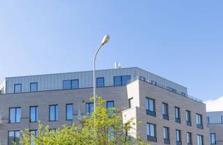 LIGGING<br /><br /><strong>Ontdek Mirage, een hedendaags woonproject gelegen in Evere, aan de </strong><strong>rand</strong><strong> van Brussel.</strong> Dankzij de strategische locatie bent u in een mum van tijd in het centrum van Brussel, maar geniet u tegelijk van alle troeven die Evere te bieden heeft.<br /><br />Alle nodige voorzieningen bevinden zich op wandelafstand: van scholen en supermarkten tot buurtwinkels en medische diensten. Voor wie zich graag vlot verplaatst, is Mirage ideaal gelegen nabij belangrijke verkeersaders zoals de E40, de R21 en de N3. Ook het openbaar vervoer is vlot toegankelijk.<br /><br /><strong>Groen en ontspanning zijn nooit ver weg!</strong> Op slechts een steenworp ligt het toekomstige “Mediapark.Brussels”, een ambitieuze stadsontwikkeling met focus op duurzaamheid, cultuur en natuur. Bovendien komt er vlakbij een gloednieuw stadspark van meer dan 8 hectare.<br /><br />INDELING<br /><br />Welkom in dit <strong>lichtrijke nieuwbouw penthouse</strong> van maar liefst <strong>124,6 m²,</strong> gelegen op de vijfde verdieping van het nieuwbouwproject Mirage in Evere. Het appartement geniet van een <strong>zonnig terras van 17 m²</strong> waar u in alle rust kan genieten van het buitenleven.<br /><br />Bij binnenkomst wordt u verwelkomd in een ruime inkomhal met gastentoilet. De lichtrijke leefruimte, met <strong>grote raampartijen en hoge plafonds</strong>, baadt in het daglicht en biedt rechtstreeks toegang tot het aangename terras. Aansluitend vindt u een aparte, volledig uitgeruste keuken met hoogwaardige toestellen.<br /><br />Dit penthouse beschikt over <strong>drie slaapkamers</strong>. De stijlvolle badkamer is uitgerust met een dubbele wastafel, een ruime douche en toilet.<br /><br />De hedendaagse architectuur, het gebruik van kwaliteitsvolle materialen en de grote raampartijen zorgen voor een optimaal wooncomfort en uitstekende energieprestaties.<br /><br />- EPC C<br />- Mogelijkheid tot aankoop van een kelderberging en/of parkeerplaats<br />- Verkoop onder registratie op de grond en BTW (21%) op de constructiewaarde<br /><br />Neem vandaag nog contact op met Bram via +32 471 76 90 50 om een afspraak in te plannen