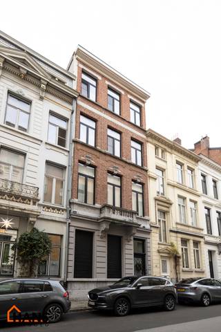 Appartement op de 2de verdieping met lift die rechtstreeks uitkomt in de privatieve inkomhal.<br />Inkomhal met apart toilet; leefruimte met open keuken met kookeiland, voorzien van kasten, kookplaat, dampkap, oven, spoelbak en vaatwasser; 3 slaapkamers en 2 badkamers.<br /><br />Gemeenschappelijke kosten: 50 EUR (minuterie, onderhoud CV, bijdrage syndicus)<br />Beschikbaar op 15/02/2026.<br />Geschikt voor maximaal 5 personen.<br /><br />Huurwaarborg bedraagt 3 maanden huur.<br />Plaatsbeschrijving door extern bedrijf met gedeelde kosten.<br /><br />Een bezoek ter plaatse kunt u enkel online reserveren op www.hansvastgoed.com.<br />Voor meer informatie, bezoek onze website www.hansvastgoed.com of neem contact op met info@hansvastgoed.com of +32 3 366 05 30.