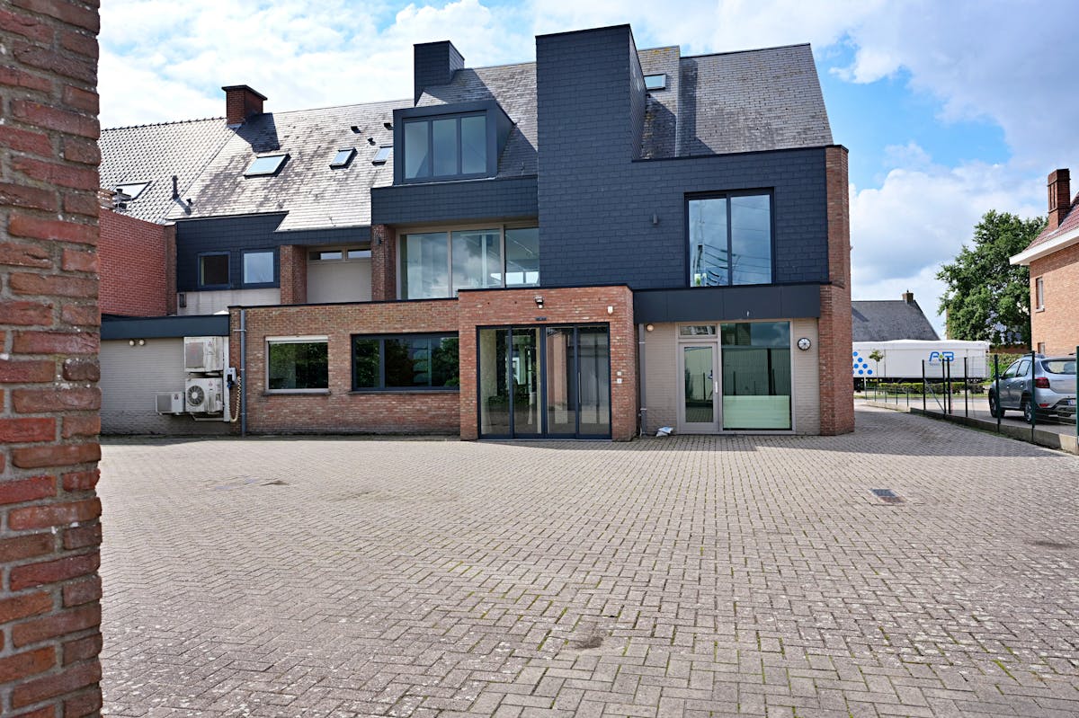 Kantoorgebouw te koop in Zedelgem met ruime parking. - foto 5