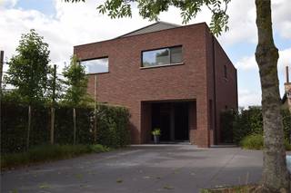 Prachtig gelegen perceel bouwgrond voor het bouwen van open bebouwing.<br /><br />Lot 1 : Opp. : +/- 864 m² Prijs grond : € 172.800<br /><br />FORMULE WATER- EN WINDDICHT:<br />- Ruwbouwwerken<br />- Timmerwerken<br />- PVC ramen met beglazing kw 1.0<br />- Dak- &amp; zinkwerken<br />_________________<br />= € 288.200 excl. btw<br /><br />OPTIE AFWERKING:<br />- Elektriciteit en ventilatie<br />- Chape -en vloerisolatie<br />- Pleisterwerken<br />- Sanitaire werken ( HW toestellen = € 4.000 excl. btw )<br />- Warmtepomp lucht/water ( Viessmann )<br />- Bevloering ( HW vloer : 35€/m² HW plinten : 12.50€/lm HW wandtegels : 25€/m² )<br />- Keukeninstallatie ( HW = € 8.000 excl. btw)<br />- Binnen schrijnwerk<br />- Voegwerken<br />- Blowerdoortest<br />- Zonnepanelen 8st. ( 435 Wp )<br />_________________<br />= € 125.881 excl.btw<br /><br />WIJ BOUWEN OOK A LA CARTE<br />Opties zijn mogelijk tot net voor " Normale Bewoonbaarheid" (volgens aannemingsovereenkomst)<br />Informeer naar onze interessante HUISRUIL-FORMULE<br /><br />zie ook : WWW.SPEYBROECK.BE<br />Bel 0473 300 700 of GRATIS 0800 15 700