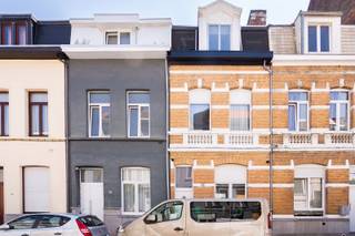 Karaktervolle voorgevel met leuke buitenruimte<br /><br />Locatie<br />Welkom in de Zeilstraat 34! Dankzij de goede verbinding naar de autosnelweg ben je in een mum van tijd vlot onderweg, terwijl ook het bruisende stadscentrum gemakkelijk bereikbaar is. Openbaar vervoer bevindt zich op wandelafstand, waardoor je je moeiteloos door de stad verplaatst. Bovendien ligt het populaire Park Spoor Noord vlakbij, de ideale plek om te wandelen, te sporten, te ontspannen of te genieten van een gezellige picknick. Een centrale ligging waar bereikbaarheid en levenskwaliteit hand in hand gaan.<br /><br />Beschrijving<br />Achter de charmante gevel schuilt een ruime gezinswoning met tal van mogelijkheden. Via de inkomhal bereik je de leefruimte, die aansluit op de keuken. Achteraan bevindt zich een leuke koer/stadstuin waar je in alle rust kan genieten van een kop koffie, een barbecue of een zonnige namiddag. Daarnaast beschikt de woning over een praktische kelder, ideaal als extra bergruimte. Op de eerste verdieping bevinden zich twee slaapkamers aan de voorzijde en een bijzonder ruime badkamer aan de achterzijde, uitgerust met een ligbad, lavabo en toilet. De tweede verdieping biedt nog eens twee volwaardige slaapkamers, waardoor deze woning perfect geschikt is voor grotere gezinnen, thuiswerkers of wie extra hobby- of logeerkamers wenst. Bewoonbare oppervlakte volgens EPC: 153m².<br /><br />Verplichte vermeldingen<br />EPC: 712 kWh/m²<br />P-score: C<br />G-score: C<br />Stedenbouwkundige inlichtingen: Gvg, Wg, Vkr, Gmo, Gvv<br />Dit pand kan onderhevig zijn aan de renovatieverplichting die door de Vlaamse overheid wordt opgelegd voor residentiële gebouwen. Consulteer voor meer informatie de website van het Vlaams Energie- en Klimaatagentschap via https://www.vlaanderen.be/een-woning-kopen/renovatieverplichting-voor-residentiele-gebouwen-vanaf-2023.