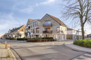 Dit lichtrijke appartement is ideaal voor wie comfortabel en centraal wil wonen, met een vlotte bereikbaarheid en alle voorzieningen...