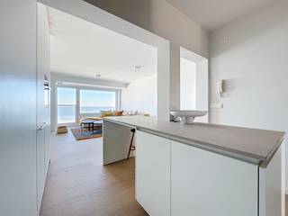 Cet appartement situé au huitième étage (type traversant) a été entièrement rénové avec des matériaux de haute qualité et des placards intégrés...