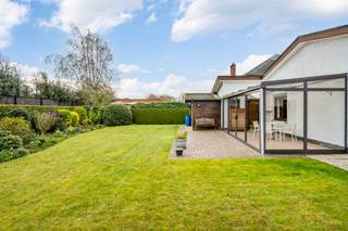 Deze stevig gebouwde bungalow met garage, tuin, terras en veranda op een perceel van 825m² is bijzonder rustig gelegen in een kindvriendelijke...
