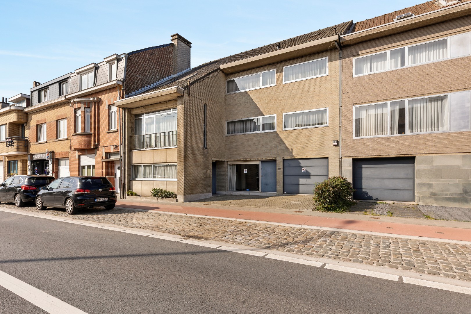 Karaktervolle voormalige dokterswoning met praktijkruimte, lift, dubbele garage, 5 SLPK. en grote tuin - foto 1