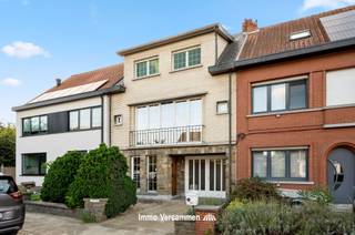 <p><span>Uiterst gunstig gelegen gezinswoning te Sint-Katelijne-Waver, gelegen in een doodlopende straat nabij bruisende stad Mechelen.</span></p><p><span> </span></p><p><span>Deze mooie woning werd steeds met de grootste zorg onderhouden en doorheen de jaren deels gemoderniseerd. Zo werden werd een condesatieketel op aardgas voorzien en zijn er enkele PVC-ramen met dubbelglas geplaatst. Op het gelijkvloers is er een riante inkomhal die toegang geeft tot een bergruimte, wasplaats, CV-lokaal en inpandige garage. Een lichtrijke woonkamer, met naastliggend leefkeuken, bieden een ideale thuis om mensen te ontvangen. Verder is er nog een badkamer met toilet op de eerste verdieping. De nachthal op de tweede verdieping geeft toegang tot 3 slaapkamers. Voldoende parkeergelegenheid is gegarandeerd dankzij de ruime oprit en de inpandige garage. En indien u niet binnen wenst te vertoeven kan u heerlijk tot rust komen in de aangename, zonnige tuin - perfect west georiënteerd.</span></p><p><span> </span></p><p><span>Een unieke kans voor wie een woning zoekt gelegen op een ware A-locatie te Sint-Katelijne-Waver, een doodlopende straat in een kindvriendelijke en rustige woonwijk nabij bruisende stad Mechelen, winkels en scholen.</span></p><p><span>Vlotte bereikbaarheid is tevens een troef, een centrale ligging tussen Brussel en Antwerpen en treinstation op fietsafstand.</span></p><p><span> </span></p><p><span>Bezoek enkel na af kantoor: 015/755 444 of <span>info@immovercammen.be</span></span><span> </span></p><p><span>Renovatieplicht EPC: binnen 6 jaar na aankoop = verplichte renovatie tot label D of beter.</span><span> </span></p><p><span> </span></p>