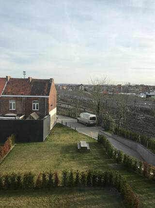 Ingerichte kamer met eigen sanitair en eigen terras gelegen juist buiten de ring van Leuven op het gelijkvloers aan de achterkant in de nieuwbouwresidentie 'De Mes'. Een bushalte, treinstation, winkels, bib, ... is allemaal op wandelafstand bereikbaar. In het gebouw is er een gemeenschappelijke keuken aanwezig, alsook een studeer ruimte en een afgesloten gemeenschappelijke fietsenstalling in de kelder. Alle studenten kunnen ook gebruik maken van de gemeenschappelijke tuin met picknick-tafels. Huurprijs: €675/maand en €80 provisie kost voor elektriciteit, water en gas.