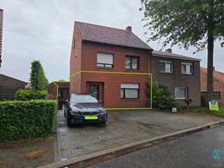 Dit appartement bevindt zich in een kleinschalig gebouw met slechts één ander appartement op de eerste verdieping.Via de eigen inkomdeur betreedt u...