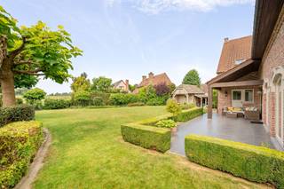 Ontdek deze prachtige grote villa op ons bezoekmoment, vanafprijs €998.500. Te koop: exclusieve villa van 550 m² op rustige ligging en genietend van een prachtig open zicht in LennikIn een rustige en residentiële omgeving in Lennik bevindt zich deze prachtige villa met een indrukwekkende bewoonbare oppervlakte van maar liefst 549 m².Wat maakt dit pand uniek?Indeling: grote ruime inkomhal, lichtrijke gezellige grote leefruimte (parket, prachtige sierschouw en open zicht op de tuin), vernieuwde, volledig uitgeruste keuken met extra ontbijthoek, praktische berging/wasplaats, bureau van 30m2/praktijk, 2 garages. De verdieping biedt vier zeer grote slaapkamers. De masterbedroom (ca. 45 m²) beschikt over een dressing en een eigen badkamer. Een tweede slaapkamer is reeds voorzien van aansluitingen voor een extra douchekamer, de derde en vierde slaapkamer delen een badkamer.De woning beschikt daarnaast over een zolder met vaste trap en een kelder van ca. 60 m², wat zorgt voor extra opslagruimte.Buiten geniet je van een volledig aangelegde, zuidgerichte tuin met terras genietend van een prachtig open zicht. Er zijn bovendien drie extra staanplaatsen voorzien.Voor wie is dit ideaal?Ideaal voor gezinnen of ruimtezoekers die op zoek zijn naar een exclusieve villa met veel woonvolume, in een rustige en gegeerde omgeving.Te koop via Immo Beguin, jouw vastgoedexpert sinds 2009, met kantoren in Ronse, Waregem, Kortrijk, Deinze, Doornik en Lessines.Bezoek of meer info via sophie@immobeguin.be