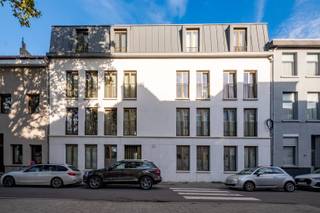 Een nieuwbouwwoning gelegen op het Antwerpse Zuid, vlak bij een gezellige wijk met tal van restaurants en cafés waar u terechtkunt voor een hapje en een drankje. Toch kan men volledig tot rust komen in de stadstuin van het nieuwbouwproject Minnehof.<br /><br />De woning met één slaapkamer en een bewoonbare oppervlakte van 60 m² is ideaal voor een alleenstaande of een koppel en beschikt over een bijhorende parking. Bij het betreden van de woning komt men terecht in de inkomhal, die toegang biedt tot de leefruimte. Het uitzicht op de stadstuin draagt hier bij aan een ontspannen sfeer. Wie graag samen kookt, kan terecht in de open keuken, uitgerust met een koelkast, keramische kookplaat, oven, vaatwasser en dampkap. De slaapkamer met ensuite badkamer geniet van veel natuurlijk licht, waardoor u ’s ochtends heerlijk wakker wordt met de zonnestralen op het gezicht.<br /><br />Voor de gemeenschappelijke kosten wordt een maandelijkse bijdrage van 75 euro gevraagd.<br /><br />De woning is beschikbaar vanaf 01/06 en verwelkomt graag haar nieuwe huurders.