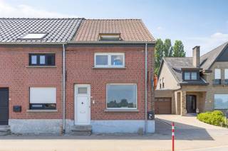 Nabij de bruisende dorpskern en het station van Wijgmaal, vlakbij alle belangrijke invalswegen en vele onmisbare voorzieningen, op wandelafstand...