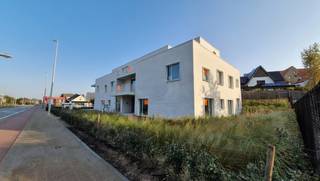 Geniet van luxe en duurzaamheid in dit prachtig nieuwbouwappartement op wandelafstand van de zee. De royale living met moderne open keuken vormt een lichtrijk geheel, dat naadloos aansluit op het grote terras voor een optimaal vakantiegevoel. Dit energiezuinige appartement is klaar voor de toekomst dankzij een EPC A-attest en geothermische verwarming. Met twee ruime slaapkamers, een praktische aparte berging en een gemeenschappelijke fietsenberging is aan alle comfort gedacht. Bovendien is er de mogelijkheid tot de aankoop van een garage. Een unieke kans op een stijlvolle en zorgeloze thuis aan de kust!