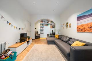 <p>Op zoek naar een <strong>instapklare gezinswoning </strong>waar <strong>authentieke charme en hedendaags wooncomfort </strong>perfect samengaan? Deze prachtige woning aan de Leuvensesteenweg in Mechelen zal u meteen weten te bekoren. Dankzij de u<strong>itstekende ligging </strong>geniet u van een vlotte verbinding naar het centrum van Mechelen, Leuven en Antwerpen, terwijl winkels, scholen en openbaar vervoer zich op wandel- en fietsafstand bevinden.</p><p></p><p>De woning ademt karakter dankzij de authentieke art-deco-elementen, zoals de originele tussendeuren en de stijlvolle trap. Tegelijk werd ze doorheen de jaren zorgvuldig gerenoveerd. Zo werden de <strong>moderne keuken </strong>en de achterbouw gerealiseerd in 2018. Op de verdiepingen bevinden zich <strong>vier volwaardige slaapkamers</strong> en<strong> twee stijlvolle badkamers </strong>(2022 en 2021), terwijl <strong>airconditioning</strong> in de slaapkamers extra comfort biedt.</p><p></p><p>Ook buiten is het aangenaam vertoeven. De onderhoudsvriendelijke,<strong> organisch aangelegde tuin </strong>(2023) met cortenstaal en het volledig gebetonneerde terras vormen de ideale plek om te ontspannen.</p><p></p><p>Verder beschikt de woning over <strong>9 zonnepanelen</strong>, PVC-ramen met dubbele beglazing (2020-2022), <strong>elektrische zonnescreens, ventilatie</strong> op de bovenste verdiepingen, waterverzachter, een droge kelder, <strong>groendak</strong>, kruipzolder, een <strong>praktische fietsenberging</strong> die tevens als wasruimte kan dienen en een parlofoon.</p><p></p><p>Een instapklare woning waar karakter, ruimte, comfort en energiezuinigheid samenkomen. Maak vandaag nog een afspraak en ontdek zelf alles wat deze unieke woning te bieden heeft.</p><p></p><p>Bent u in de wolken van deze woning? Plan nu uw bezoek in via: </p><p><strong>nico@altro-vastgoed.be - 04 88 42 42 24 </strong></p>