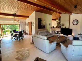 DE WONING OMVAT EEN INKOMHALL OP HET TUSSENVERDIEPOP DE EERSTE VERDIEPING: LIVING MET TOEGANG TOT HET TERRAS; KEUKEN INGERICHT MET INDUCTIE...