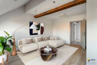 <p><span>Begijnenvest 22 (3e verd.) - Antwerpen (2000)</span></p><p><span> </span></p><p><span>Instapklaar duplex appartement (106 m²) met 3 slaapkamers en 2 badkamers in Antwerpen (2000).</span></p><p><span> </span></p><p><span>Het pand bevindt zich op een absolute toplocatie voor wie houdt van het bruisende stadsleven. Je woont hier in een rustige eenrichtingsstraat op een boogscheut van zowel de Marnixplaats, het Mechelseplein als het Zuid. Ook qua mobiliteit zit je hier uitstekend: openbaar vervoer en verschillende velo-stations bevinden zich vlakbij en met de wagen ben je in een mum van tijd op de snelweg. Kortom: een topligging voor de stadsmus die graag geniet van alles wat de stad te bieden heeft.</span></p><p><span>Het appartement bevindt zich op de twee bovenste verdiepingen van een kleinschalig gebouw bestaande uit slechts vier appartementen. De vaste kosten bedragen €105/maand en omvatten onder meer koud water, blokpolis, lift en minuterie. In 2022 werd een nieuwe condensatieketel geplaatst en in 2024 werden de Velux-ramen in de woonkamer vernieuwd.</span></p><p><span>Met de lift of trap bereik je de derde verdieping, waar je het appartement binnenkomt via de hal. Aan de voorzijde bevindt zich de gezellige leefruimte van ca. 35 m² met veel lichtinval en een open keukenhoek, uitgerust met alle hedendaags comfort: gasvuur, dampkap, ingebouwde vaatwasser, koelkast en vriezer. Achteraan op deze verdieping vind je een eerste slaapkamer (14 m²) met aangrenzende badkamer (3 m²), evenals een apart gastentoilet.</span></p><p><span>Op de bovenverdieping treffen we achteraan de ruime masterbedroom (17 m²) met aansluitende badkamer. Verder is er nog een derde slaapkamer (13 m²) met aangrenzende berging (10 m²) aanwezig.</span></p><p><span>Ben je op zoek naar een ruim stadsappartement met 3 slaapkamers, 2 badkamers en een uitstekende ligging in het hart van Antwerpen? Mis deze kans niet! Bewoonbare opp. 106 m² – ref.: bruto vloeropp. Voor meer info of een gratis schatting surf naar </span><span><span>www.hansimmo.be</span></span></p><p><span> </span></p>