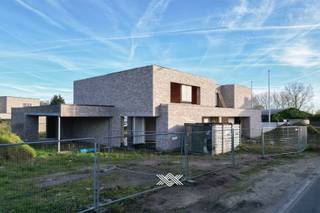 Deze nieuwbouw woning met 3 slaapkamers en een bewoonbare oppervlakte van 187 m² is gelegen op een perceel van 336 m² langs de Torrestraat...