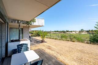 <strong>De Panne: appartement te koop op unieke locatie aan de Houtsaegerduinen</strong><br /><br />Op zoek naar een instapklaar appartement op een uitzonderlijke locatie aan de Belgische kust? Dit gelijkvloersappartement in residentie Rhapsody geniet van een unieke ligging, met de prachtige Houtsaegerduinen als directe buren. Bovendien bevindt het zich op wandelafstand van het centrum van De Panne. Dankzij de ligging aan de duinen is het appartement volledig omringd door terrassen, waardoor u vanuit verschillende ruimtes optimaal kunt genieten van het **open zicht op de duinen**.<br /><br />Het appartement is modern, verzorgd en volledig instapklaar. Daarnaast bestaat de mogelijkheid om een garage met extra berging aan te kopen tegen een meerprijs.<br /><br /><strong>Indeling</strong><br /><br />Inkomhal, apart toilet, lichtrijke woonkamer met prachtig zicht op de Houtsaegerduinen, meerdere terrassen rondom het appartement, praktische berging met alle nodige aansluitingen, slaapkamer met aansluitend een badkamer met douche<br /><br /><strong>Troeven</strong>
<ul><li>Unieke ligging: rechtstreeks grenzend aan de Houtsaegerduinen</li><li>Terrassen: optimaal genieten van de uitzonderlijke ligging</li><li>Garage &amp; berging: mogelijkheid tot aankoop van een garage met extra berging tegen meerprijs</li><li> Op wandelafstand van het strand en het centrum</li></ul>
<br />Een uitzonderlijke kans voor wie op zoek is naar een comfortabel appartement met rust, natuur en een unieke ligging aan zee.<br />