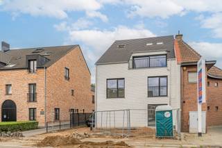 Dit moderne en kleinschalige gebouw vinden we terug in het centrum van Lichtaart met een vlotte verbinding naar omliggende gemeenten. Het gebouw bestaat uit drie standingvolle appartementen en is uitgerust met een lift en de meeste energiezuinige technieken (vloerverwarming, warmtepomp, ventilatie D, zonnepanelen).<br />Het appartement is zeer ruim en beschikt over 2 grote slaapkamers, een badkamer met zowel douche als ligbad, apart toilet, praktische wasplaats en een grote open leefruimte met een stijlvolle, volledig uitgeruste keuken met eiland. <br />Via de schuifdeur kan men het grote terras bereiken. Bij het appartement hoort ook een carport.<br />De appartementen zijn ook reeds volledig opgeschilderd.<br /><br />Maandelijke gemeenschappelijke kosten: € 50