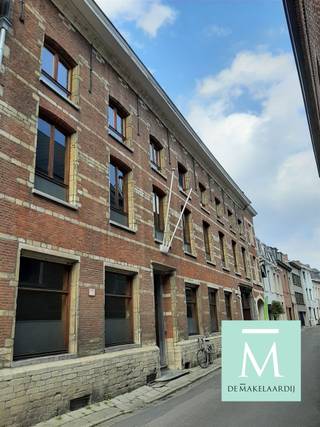 <p><span>Kantoor te huur in super toffe omgeving!</span></p><p><span>Op zoek naar een inspirerende werkplek met veel uitstraling in het centrum van de historische stad Mechelen? Dan is deze kantoorruimte (51m² + 36 m²)met aparte lounge zeker wat u zoekt. </span></p><p><span>Het kantoor is gelegen in een imposant gebouw, waar het muziek- en videoproductiehuis Motormusic gevestigd is.Hierdoor is deze kantoorruimte ideaal voor ondernemers, freelancers en creatievelingen....</span></p><p><span>Je kan eveneens gebruik maken van de superleuke lounge met open keuken, lounge, biljarthoek. Ook is er een heel fijne tuin aanwezig, zodat u onder het team of met uw klanten kan genieten van deze mooie binnentuin.</span></p><p><span>Door de ligging komt u in contact met zeer veel ondernemers, zodat u aan inspiratie geen gebrek heeft.</span></p><p><span>Interesse? Bel of mail ons voor meer info of een bezoek! (info@demakelaardij.be of 015/20.20.82)</span></p>