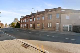 Deze verzorgde woning ligt nabij het centrum van Deerlijk en biedt een vlotte aansluiting op de E17. De woning beschikt over een praktische indeling, drie slaapkamers en een onderhoudsvriendelijke tuin.<br /><br />Op het gelijkvloers bevinden zich de leefruimte, een recent vernieuwde en volledig uitgeruste keuken, een gastentoilet en een badkamer met ligbad en dubbele wastafel. Daarnaast is er een droge kelder die extra bergruimte biedt.<br /><br />De eerste verdieping telt twee slaapkamers en een dressing. De dressing kan, afhankelijk van de noden van de nieuwe eigenaar, ingericht worden als vierde slaapkamer. Op de tweede verdieping bevindt zich de derde en grootste slaapkamer, met een eigen badkamer voorzien van een inloopdouche en een apart toilet.<br /><br />Achteraan ligt een zonnige, onderhoudsvriendelijke tuin met tuinhuis en achteruitweg. Bij de woning is er bovendien parkeergelegenheid voor twee wagens.<br /><br />Troeven:
<ul>
<li>3 slaapkamers, mogelijkheid tot 4</li>
<li>Dressing kan ingericht worden als extra slaapkamer</li>
<li>2 badkamers</li>
<li>Recent vernieuwde keuken</li>
<li>Droge kelder</li>
<li>Zonnige tuin met tuinhuis en achteruitweg</li>
<li>Nabij het centrum van Deerlijk en met vlotte verbinding naar de E17</li>
</ul>
<br />Interesse? Contacteer Maxime Vanneste via 0498 44 78 00 of info@maximevanneste.be voor meer informatie of een bezoek.