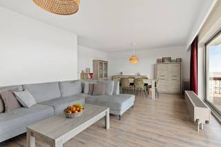 Bij binnenkomst in de inkomhal merkt u direct de praktische indeling op: inkomhal met ingemaakte kasten, 2 slaapkamers, een extra ruime en praktische berging, apart toilet, badkamer en leefruimte. De royale leefruimte biedt direct toegang tot de naastgelegen keuken. Wat dit appartement echt uniek maakt, is het adembenemend panoramisch uitzicht over het Runcvoortpark, de Rode Loop en de skyline van de stad. Er zijn 2 terrassen: eentje dat over de volledige breedte van het appartement loopt en een tweede terrasje aan de keuken.Of u nu op zoek bent naar een nieuwe thuis of een slimme investering, dit appartement te koop in Merksem biedt alle mogelijkheden. Het wordt momenteel bewoond door een stabiele, correct betalende huurder, wat een direct rendement garandeert.Bijzonderheden:- Elektriciteit conform- Energiezuinig appartement: EPC label C- Ketel vernieuwd 2024- Zonnepanelen voor de gemeenschappelijke delen- Gemeenschappelijke fietsen- en vuilbakkenberging- Verhuurd aan een stabiele huurder voor €808 + €140 / maand- Mogelijkheid tot aankopen van 2 autostaanplaatsen aan €17.000 en €15.000Bent u geïnteresseerd om dit vastgoed te kopen in Merksem? Aarzel dan niet om ons te contacteren. Het Dewaele vastgoedkantoor van Merksem te Lambrechtshoekenlaan 183 staat graag tot uw dienst. Had u graag een gratis schatting van uw eigendom via ons immokantoor? Mail naar maxime.weyler@dewaele.com.