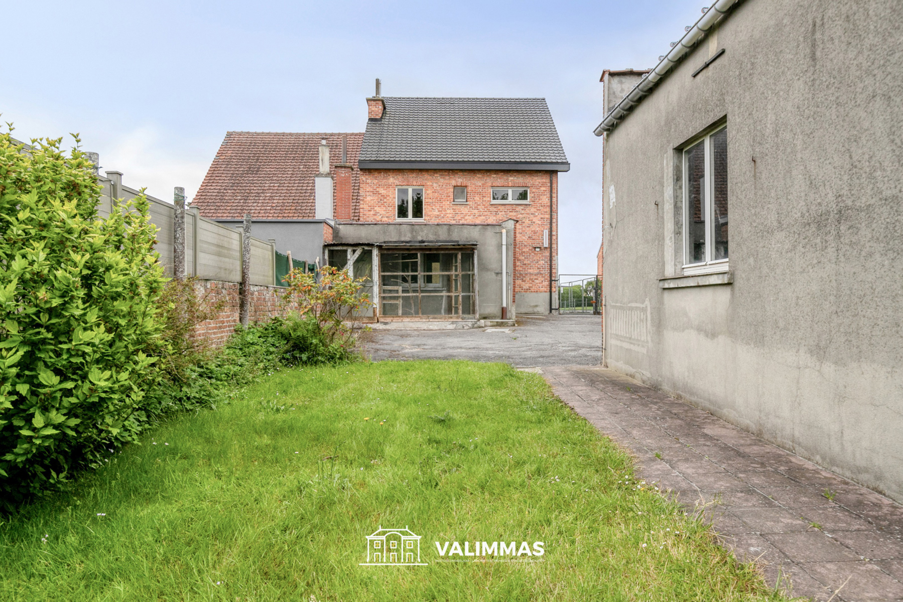 Ruime driegevelwoning met twee garages en mooie tuin... - foto 4