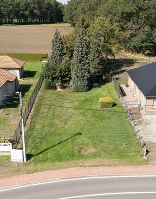 <p>Welkom bij deze aantrekkelijke bouwgrond, gelegen aan de Mechelbaan in Begijnendijk. Met een perceeloppervlakte van maar liefst 960 m² biedt deze grond volop mogelijkheden voor de realisatie van jouw droomproject. Deze locatie biedt de ruimte en flexibiliteit die je zoekt.</p>

<p>De centrale ligging in Begijnendijk zorgt ervoor dat je dicht bij alle noodzakelijke faciliteiten bent.  Aarzel niet om contact met ons op te nemen voor meer informatie of om de mogelijkheden te bespreken. Wij begeleiden je graag in jouw zoektocht naar de ideale bouwgrond.</p>