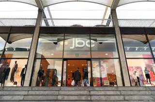 Modern commercieel pand te huur, met een ruime opp. van 915 m² (bruto), gelegen nabij Action, Krëfel en supermarkt Asalam. Extra troef is de...