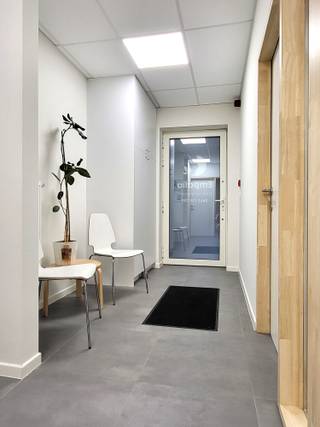 BEZOEK OP AFSPRAAK. Prachtig handelspand van bouwjaar 2017, gelegen op wandelafstand van het centrum van Zottegem. Het pand bevindt zich op het gelijkvloers en geniet van een vlotte bereikbaarheid. De indeling omvat een ruime inkom/ wachtruimte, drie afzonderlijke burelen, elk uitgerust met een lavabo en ingemaakte kasten. Verder is er een praktische kitchenette, een apart toilet en een buitenberging. Op energetisch vlak is het pand zeer interessant: verwarming via een hoogrendementsketel van Vaillant, energielabel A en ramen met hoogrendementsglas. Parkeermogelijkheid aanwezig. Gemeenschappelijke kosten bedragen €50 per maand. Interesse? Bel 0488/85.81.84