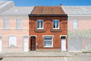 Bent u op zoek naar een woning die u volledig naar uw eigen smaak kunt renoveren aan 6% btw? Dan is deze gezinswoning precies wat u zoekt. Dankzij de rustige ligging en het poortje met rechtstreekse toegang naar de tuin vormt deze woning de ideale basis voor uw toekomstige (t)huis.<br /><br />INDELING:<br />Via de inkomhal betreedt u de leefruimte, gevolgd door de ruime keuken die rechtstreeks uitgeeft op het terras en de tuin. Verder loopt u door naar de badkamer met douche, een apart toilet, een praktische wasplaats, berging en een droge kelder. Via het handige zijpoortje bereikt u rechtstreeks de grote, diepe en afgesloten tuin met 2 terrassen.<br />Op de 1ste verdieping bevinden zich drie volwaardige slaapkamers. <br />De 2de verdieping is bereikbaar via een vaste trap en biedt een vierde kamer én een ruime zolder, die perfect kan worden ingericht als extra slaapkamer(s) met badkamer.<br /><br />TROEVEN<br />• Rustige en centrale ligging<br />• Perceel van 440 m² met diepe, afgesloten tuin<br />• 3 slaapkamers en uitbreidbare zolder<br />• Vaste trap naar de tweede verdieping<br />• Poortje met doorgang van de straat tot in de tuin<br /><br />EXTRA TROEF: <br />Uitstekende ligging! Dankzij de Mobiscore van 8,4/10 geniet u van een vlotte bereikbaarheid van winkels, scholen en openbaar vervoer. <br />Treinstaiton Melle op slechts 300 m en Kouterslag op 1 km wandelen.<br /><br />Bel Marianne op het nr. 0478 38 12 88 voor meer informatie of een bezoek.<br />De vermelde oppervlakten zijn louter informatief en niet bindend.