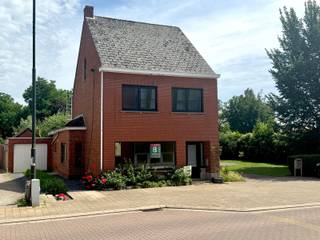 <p>Volledig gerenoveerde woning met een prachtige, groene tuin op een perceel van 9a 80ca. <br /><br />Bestaande uit: inkomhal, apart toilet, lichtrijke leefruimte, volledig nieuwe open keuken, praktische wasplaats met douche en aansluitingen voor wasmachine en droogkast, achterinkom, veranda, nachthal, 3 slaapkamers, een ruime badkamer met ligbad en dubbele wastafel, garage, werkhuis en een prachtig aangelegde, diepe tuin.<br /><br /><span></span>De woning wordt vóór de ingebruikname nog volledig instapklaar afgewerkt, waaronder de schilderwerken en vloerafwerking.<br /><br />De woning is rustig, maar toch centraal gelegen, met een vlotte verbinding naar het centrum van Balen, winkels, scholen en andere voorzieningen.<br /><br />Huurprijs: € 1.300/maand.<br /><br />Beschikbaar vanaf 01/09/2026.<br /><br />Contacteer ons kantoor voor meer info of een bezoek ter plaatse via 0472/533.946 of mail naar info@immo-b.be.</p>
<p></p>