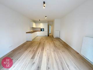 Brussel: Appartement op de 3de verdieping (80m² + 6m² terras) met 2 slaapkamers op de Tour &amp; Taxis site in het gebouw "Newport" gelegen naast het Park Tour &amp; Taxis, één van de grootste stadsparken in Brussel met recreatieruimte. Zeer vlotte bereikbaarheid met het openbaar vervoer (metro en bus) en op wandelafstand van het Noordstation via de Suzan Danielbrug.<br /><br />Indeling van het pand: <br />Blikvanger van het appartement is de ruime woonkamer met open keuken en het terras. Beide slaapkamers zijn te bereiken via de inkomhal waar zich ook de berging bevindt, alsook de badkamer met douche en toilet.  <br />De keuken is volledig uitgerust en voorzien van hoogwaardig materiaal.<br /><br />Er is een private ondergrondse berging bij het appartement inbegrepen.<br /><br />Gemeenschappelijke kosten in de vorm van een provisie bedragen €200. Hierin zitten de gemeenschappelijke kosten voor het gebouw alsook de kosten voor water &amp; gas. Elektriciteit is individueel af te sluiten. <br /><br />Spreekt dit pand je aan? Dien dan een bezoekaanvraag in via de website.