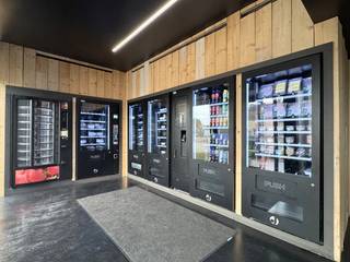 Looking for a commercial property with residential opportunities and ample space in a central location? This commercial building in the heart of Lissewege offers plenty of possibilities for those looking to combine living and business.<br /><br />The property enjoys excellent visibility and is located centrally near major access roads. The ground floor currently houses a recently renovated vending shop, a concept that thrives here due to the limited availability of amenities in the immediate vicinity. The vending shop also includes a bpost point.<br /><br />Behind the commercial section on the ground floor, there is a separate residential area with several rooms, a bathroom, and toilets. Additionally, there is an apartment on the first floor with a separate entrance. This property offers an interesting combination of commercial space, additional useable living space, and a full residential unit.<br /><br />An additional advantage is the on-site parking.<br /><br />This property offers a lot of space, a prime commercial location in the village, and numerous possibilities. Ideal for entrepreneurs, investors, or those looking to combine living and working in one location.<br /><br />Layout:<br /><br />Vending shop:<br />- Store area,<br />- Storage room,<br />- Stairs to the basement<br /><br />Residential area - ground floor:<br />- Entrance hall,<br />- Passage to storage area/store section,<br />- Stairs to the upper residential area,<br />- Hallway,<br />- Bedroom 1,<br />- Bedroom 2,<br />- Bathroom with shower and sink,<br />Toilets,<br /><br />Apartment - first floor:<br />- Hall,<br />- Toilet,<br />- Kitchen with dining area,<br />- Living area,<br />- Bedroom,<br />- Bathroom with shower-bath and sink,<br /><br />A property with ample space and possibilities in a central location in Lissewege. Discover the many advantages and possibilities of this commercial building on site. Contact us for more information or a visit.
