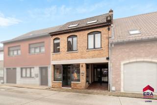 <p><strong>Ben je op zoek naar een ruime woning met handelsruimte, polyvalente ruimte, 2 à 3 slaapkamers én tuin in Erembodegem? Zo Gevonden!</strong></p>
<p>Met een bewoonbare oppervlakte van 272 m² op een perceel van 310 m² biedt deze eigendom heel wat ruimte en mogelijkheden. Dankzij de centrale ligging, nabij winkels, scholen, openbaar vervoer en belangrijke invalswegen, geniet je van een uitstekende bereikbaarheid. Bovendien beschikt de woning over een gunstig EPC-label C (206 kWh/m²/jaar), en centrale verwarming op aardgas.</p>
<p>Op het gelijkvloers vind je een commerciële ruimte van ca. 40 m², ideaal als winkel, kantoor of praktijk, aangevuld met een polyvalente ruimte van 69 m², een hobbyruimte van 10 m², een badkamer met douche, een afzonderlijk toilet en een berging/technische ruimte. Achteraan bevindt zich een aangename tuin van ca. 130 m².</p>
<p>Het woongedeelte bevindt zich op de verdiepingen en omvat een lichtrijke woonkamer, een gezellige zitkamer, een ingerichte keuken, een slaapkamer van 14,9 m², een tweede badkamer met ligbad en een zonnig dakterras. Op de tweede verdieping bevindt zich een ruime slaapkamer van 29,6 m², die eenvoudig kan worden opgesplitst in twee slaapkamers, waardoor de woning over drie slaapkamers kan beschikken.</p>
<p>Een ideale eigendom voor wie wonen en werken wil combineren of op zoek is naar veel ruimte en tal van mogelijkheden. Contacteer ons snel voor een bezoek!</p>