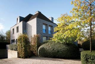 Unieke en moderne villa gelegen op enkele passen van het Dominicanen kerkje in hartje Zoute.Indeling: inkomhal met imposante draaitrap, vestiaire en...