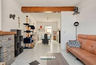 Située dans un quartier agréable à proximité du centre de Wolvertem, cette maison familiale est implantée sur un terrain de 3 ares 44 centiares. Elle bénéficie d'une disposition pratique, d'un jardin orienté sud-ouest et offre l'opportunité d'être rénovée et modernisée entièrement selon vos goûts. Le bien est actuellement loué pour un montant de 578 € par mois.CompositionRez-de-chaussée: Hall d'entrée, séjour, cuisine, salle de bains et garage.Premier étage: Hall de nuit et 3 chambres.Grenier: Espace de grenier pratique offrant des possibilités de rangement supplémentaires.Extérieur: Jardin orienté sud-ouest permettant de profiter pleinement du soleil de l'après-midi et de la soirée.Caractéristiques- Située à proximité du centre de Wolvertem- Surface habitable: 116 m²- Garage- Jardin orienté sud-ouest- PEB F – obligation de rénovation applicable dans un délai de 6 ans- Aucune mesure reprise dans le registre des mesuresVous êtes à la recherche d'une maison à rénover selon vos envies ou d'un investissement immobilier présentant un beau potentiel d'avenir ? Cette propriété mérite certainement votre visite. Contactez-nous pour plus d'informations ou pour fixer un rendez-vous au 02 460 80 46 ou via info@structura.be.