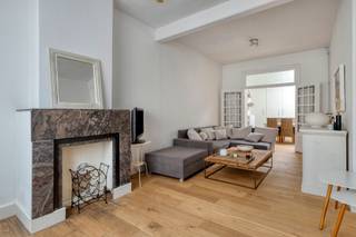 Toppertje in zijn prijsklasse! Al bij het zien van de gevel val je onmiddellijk voor de charmes van deze super gezellige woning. Toffe inkomhal met authentieke vloer, charmante living met aansluitend ingerichte keuken met eethoek. Recente badkamer met instapdouche, toilet en lavabo. Groot raam naar de zuidgerichte stadstuin waar je beslist een pareltje kan van maken. Boven zijn er 2 ruime slaapkamers met heel veel lichtinval! Super ligging in de Antoon Van Dycklaan, alles op wandel en fietsafstand naar de Leieboorden en het centrum. Overal pvc ramen met dubbele beglazing, centrale verwarming op aardgas (condensatie ketel), elektriciteit conform. EPC Label F omwille van het plat dak dat te weinig of niet geïsoleerd is volgens epc attest. Ideaal als starterswoning of als investering !!