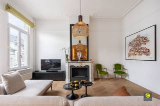 <p><span>Maison de maître unique avec locaux commerciaux, chambres d'hôtes, logements &amp; garage</span></p><p><span>Dans un quartier dynamique et en plein essor, entouré de restaurants, de cafés et de galeries agréables et à quelques pas de l'Escaut, vous découvrirez cette maison de maître exceptionnelle. C'est un endroit où l'authenticité et le confort moderne se marient parfaitement, et où vous pouvez vivre, travailler et investir en même temps. La rénovation complète et l'aménagement ont transformé ce bâtiment majestueux en une combinaison harmonieuse d'un immeuble commercial, de trois élégantes chambres d'hôtes, d'une spacieuse résidence en duplex et d'un garage pratique avec accès par la rue située derrière.</span></p><p><span> </span></p><p><span>Une ambiance de caractère</span></p><p><span>En pénétrant dans l'imposant hall d'entrée, on ressent immédiatement la grandeur d'antan : hauts plafonds, moulures ornées, parquets chaleureux et cheminées en marbre créent une atmosphère à la fois élégante et accueillante. De ce hall, on accède à la fois à la propriété commerciale et au garage. Au rez-de-chaussée se trouve une première chambre d'hôtes avec salle de bains privée, idéale pour ceux qui recherchent confort et intimité. Le premier étage comprend deux autres chambres d'hôtes, chacune dotée d'une salle de bains fraîche et moderne, permettant à vos invités de profiter d'une expérience hôtelière luxueuse dans un cadre authentique.</span></p><p><span> </span></p><p><span>Au deuxième étage, vous profiterez d'une magnifique cuisine avec un élégant îlot de cuisine noir qui s'intègre parfaitement à une généreuse table à manger. C'est un endroit qui vous invite à vous réunir, à cuisiner et à recevoir des invités. Dans le confortable salon voisin, vous pourrez vous détendre après une journée bien remplie. À l'étage, vous trouverez deux chambres, dont l'une sert actuellement de bureau et l'autre s'est transformée en une spacieuse suite parentale avec dressing et salle de bains moderne avec baignoire, buanderie et espace de rangement supplémentaire.</span></p><p><span> </span></p><p><span>Confort contemporain &amp; Finitions de haute qualité</span></p><p><span>La maison a été rénovée dans un souci de durabilité et de confort contemporain. Vous disposez de double vitrage, d'une électricité renouvelée, d'un toit isolé, d'un chauffage au gaz naturel, de 26 panneaux solaires, de l'air conditionné, d'installations sanitaires modernes et d'une peinture récente. En prime, la terrasse sur le toit offre une vue imprenable sur la ville - un endroit à couper le souffle qui vous invite à profiter chaque jour de la paix, de la lumière et de l'espace, au-dessus de la vie trépidante qui règne en bas.</span></p><p><span> </span></p><p><span>Une plus-value attrayante pour les investisseurs</span></p><p><span>Ce bien unique offre également une valeur ajoutée particulièrement intéressante. En raison de son excellente situation et de son haut niveau de confort, les chambres d'hôtes sont presque continuellement louées, ce qui, avec la propriété commerciale, assure un revenu supplémentaire stable et agréable de 4 000 euros par mois en moyenne. De plus, grâce à la technologie intégrée, la gestion est extrêmement efficace, même lorsque vous n'êtes pas à la maison.</span></p><p><span> </span></p><p><span>Ici, vous ne vivez pas seulement dans un patrimoine exceptionnel, vous investissez dans un bien qui allie beauté, fonctionnalité et rentabilité d'une manière rare et élégante.</span></p>