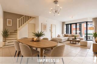 <p><strong>Ruim duplex appartement van ca. 146 m² op toplocatie in Wijnegem</strong><br /><br /><strong>Dit lichtrijke duplex appartement combineert ruimte, functionaliteit en een centrale ligging langs de Turnhoutsebaan. Dankzij de doordachte indeling en het kleinschalige gebouw vormt dit een aangename woonplek met alle voorzieningen binnen handbereik.</strong><br /><br /><strong>De eerste verdieping:</strong><br />- een <strong>inkomhal </strong>met gastentoilet en handenwasser en een praktische vestiaire,<br />- een <strong>lichtrijke leefruimte</strong> met toegang tot het balkon aan de voorzijde,<br />- een <strong>eetkamer </strong>op split-level, wat zorgt voor een speels en ruimtelijk gevoel,<br />- een gesloten <strong>keuken </strong>uitgerust met o.a. ingebouwde Bosch koelkast, Whirlpool heteluchtoven en microgolf, Bosch vaatwasser, AEG kookplaat en dubbele spoelbak,<br />- een aansluitende <strong>berging </strong>met voorzieningen voor wasapparatuur,<br /><br /><strong>De tweede verdieping:</strong><br />- een <strong>nachthal</strong> met apart toilet,<br />- <strong>twee volwaardige slaapkamers,</strong><br />- een <strong>badkamer </strong>met ligbad en dubbele lavabo,<br />- een handige <strong>bergzolder</strong>,<br />- extra <strong>bergruimte </strong>onder de trap,<br /><br /><strong>Algemeen:</strong><br />- verwarming op <strong>gas </strong>via radiatoren,<br />- geen lift aanwezig = <strong>lage gemeenschappelijke kosten</strong>,<br />- geen parkeerplaats of fietsenberging,<br />- <strong>kleinschalig gebouw </strong>met enkel een handelspand op het gelijkvloers,<br />- <strong>gunstige</strong> <strong>ligging </strong>op de Turnhoutsebaan in Wijnegem, vlakbij <strong>openbaar vervoer, winkels en belangrijke invalswegen,</strong></p>