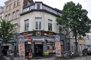 <p><span>Wij mogen u dit te renoveren handelshuis aan de Handelstraat, één van de grote winkelassen van Antwerpen-Noord, voorstellen.</span></p><p><span>Op wandel- en fietsafstand van Antwerpen station, Park Spoor Noord en het stadscentrum biedt deze woning een uitstekende locatie met openbaar vervoer om de hoek en de singel en ring vlakbij.</span></p><p><span> </span></p><p><span> </span></p><p><span>INDELING:</span></p><p><span> </span></p><p><span>De gelijkvloerse verdieping wordt volledig ingenomen door de handelszaak. Er is een aparte inkomdeur zodat het volledig apart gebruikt kan worden van het leefgedeelte.</span></p><p><span>De publieke ruimte situeert zich over de gehele diepte van het gebouw. Een groot glaspartij vooraan geeft binnen volop licht en zicht.</span></p><p><span>De handelszaak bestaat uit een commerciële ruimte van maar liefst ca. 70m², een gastentoilet en een voorraadkelder.</span></p><p><span> </span></p><p><span>Het woongedeelte is 140m² groot en werd als volgt ingedeeld:</span></p><p><span>Op de 1e verdieping met de ruime, lichtrijke woonkamer, keuken en badkamer.</span></p><p><span>Neem je de trap tot de 2e verdieping, dan bereik je de 3 ruime slaapkamers met toegang tot de zolderkamer.</span></p><p><span> </span></p><p><span> </span></p><p><span>KWALITEITEN:</span></p><p><span> </span></p><p><span>- Centrale locatie</span></p><p><span>- Een kwalitatieve en stabiele zaak huurt de handelsgelijkvloers tot 30 september 2031</span></p><p><span>- Asbestveilig</span></p><p><span> </span></p><p><span> </span></p><p><span>Bent u geïnteresseerd in dit interessant project? Contacteer ons via 03 644.00.88 of <span>info@immodelaet.be</span></span><span> en dan plannen we samen een bezoek in.</span></p><p><span> </span></p>